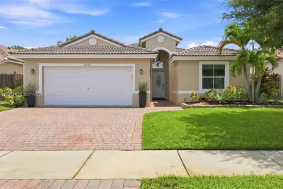 1521 SW 194th Ter, Pembroke Pines: photo 1 of 28