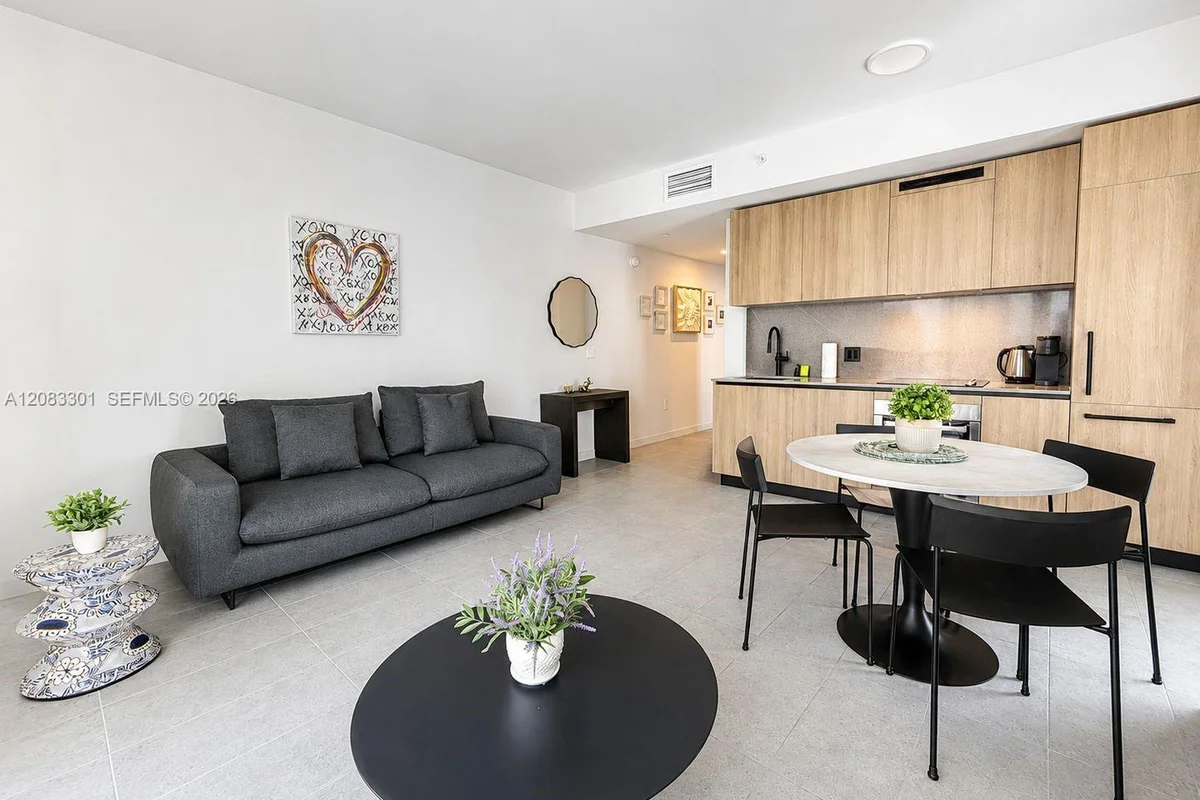 121 NE 5th St #2408, Miami: photo 1 of 28