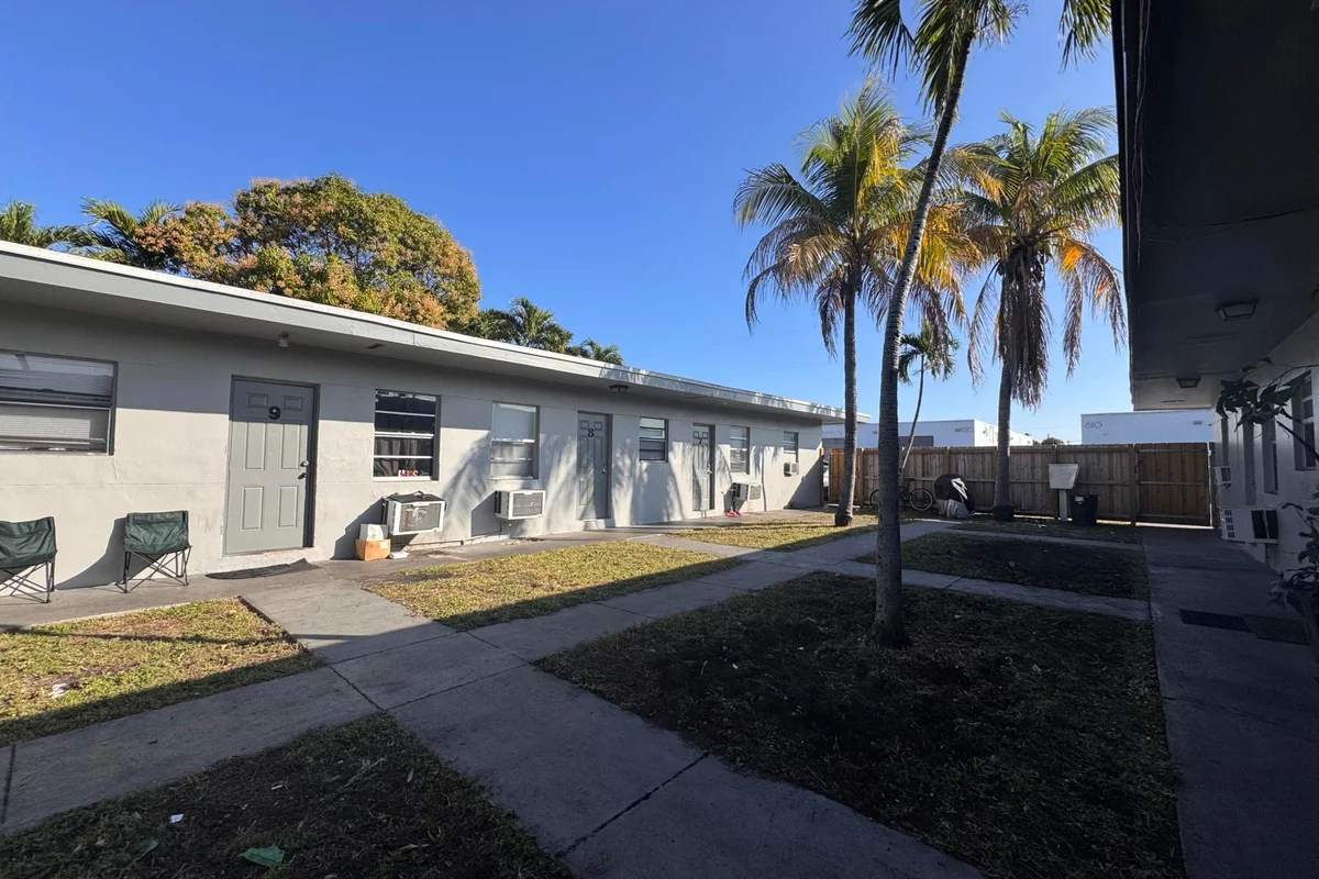 825 NW 10th Ter #1, Fort Lauderdale: photo 1 of 6