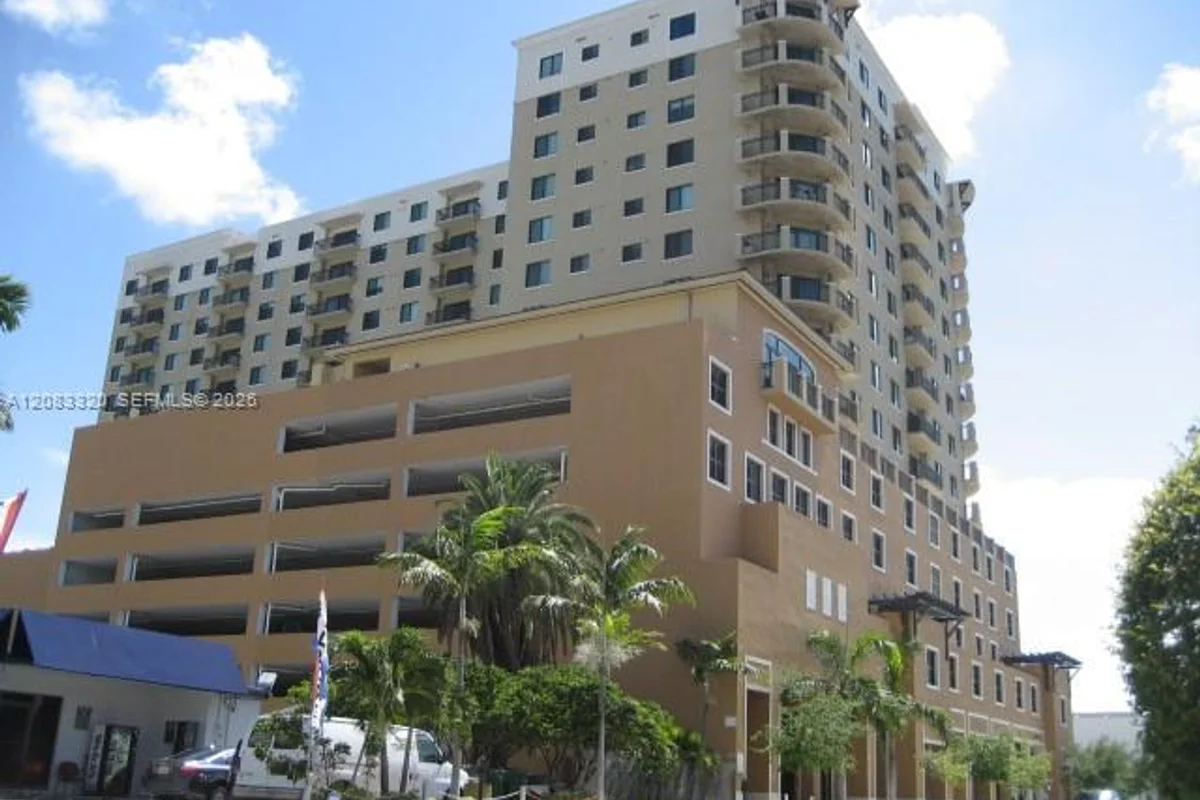 Condo in Miami: photo 1 of 18