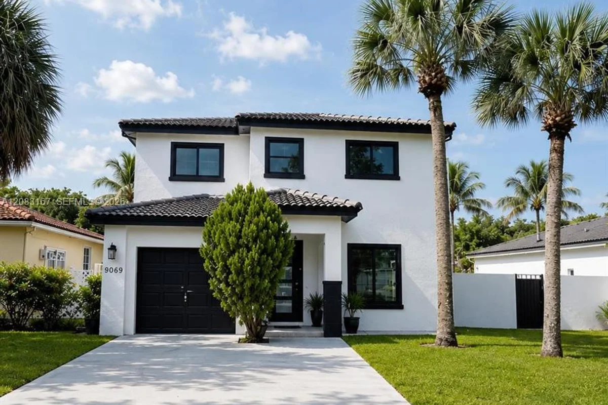9069 NW 193rd St, Hialeah: photo 1 of 18