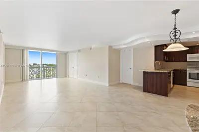 13155 Ixora Ct #905, North Miami: photo 1 of 28