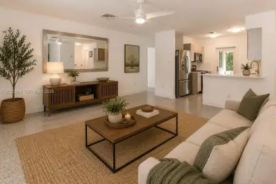 206 NE 5th Ave, Dania Beach: photo 1 of 14