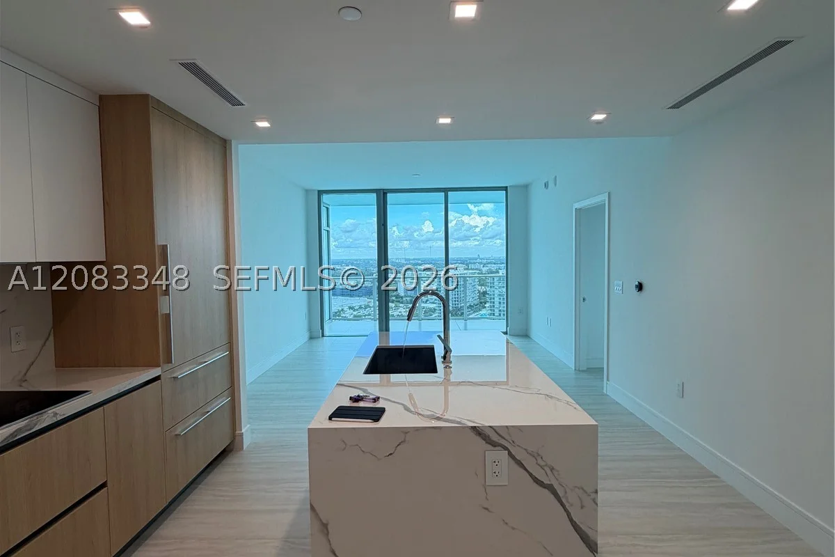 2411 Laguna Cir #2307, North Miami: photo 1 of 34