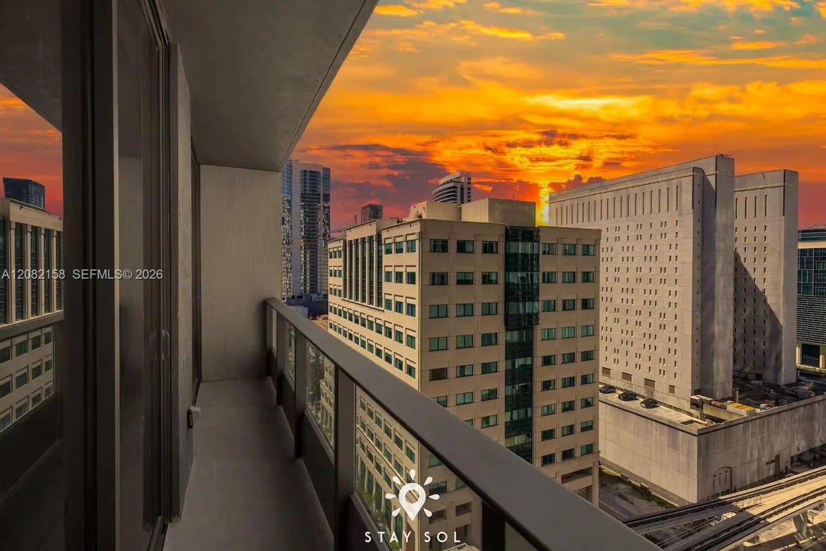 121 NE 5th St #1706, Miami: photo 1 of 26