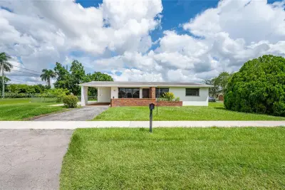 955 NW 15th St, Homestead: photo 1 of 34