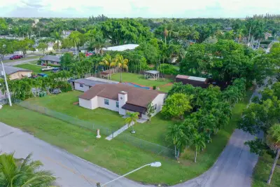 141 NE 14th St, Homestead: photo 1 of 21