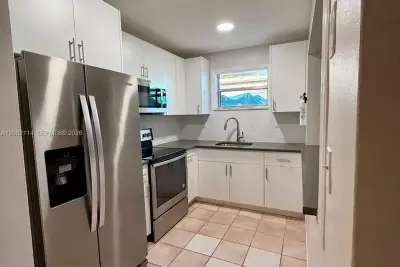 2433 SW 11th St, Miami: photo 1 of 22