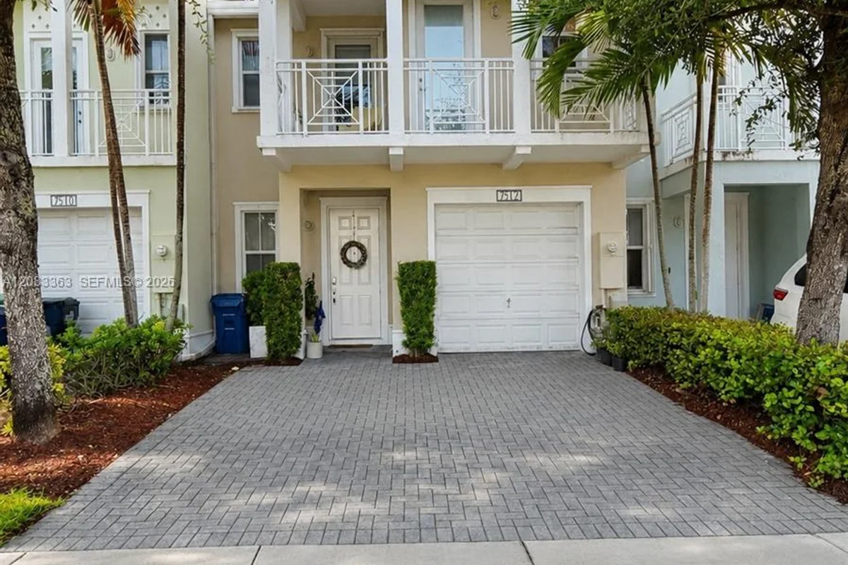 7512 NW 108th Path, Doral: photo 1 of 11