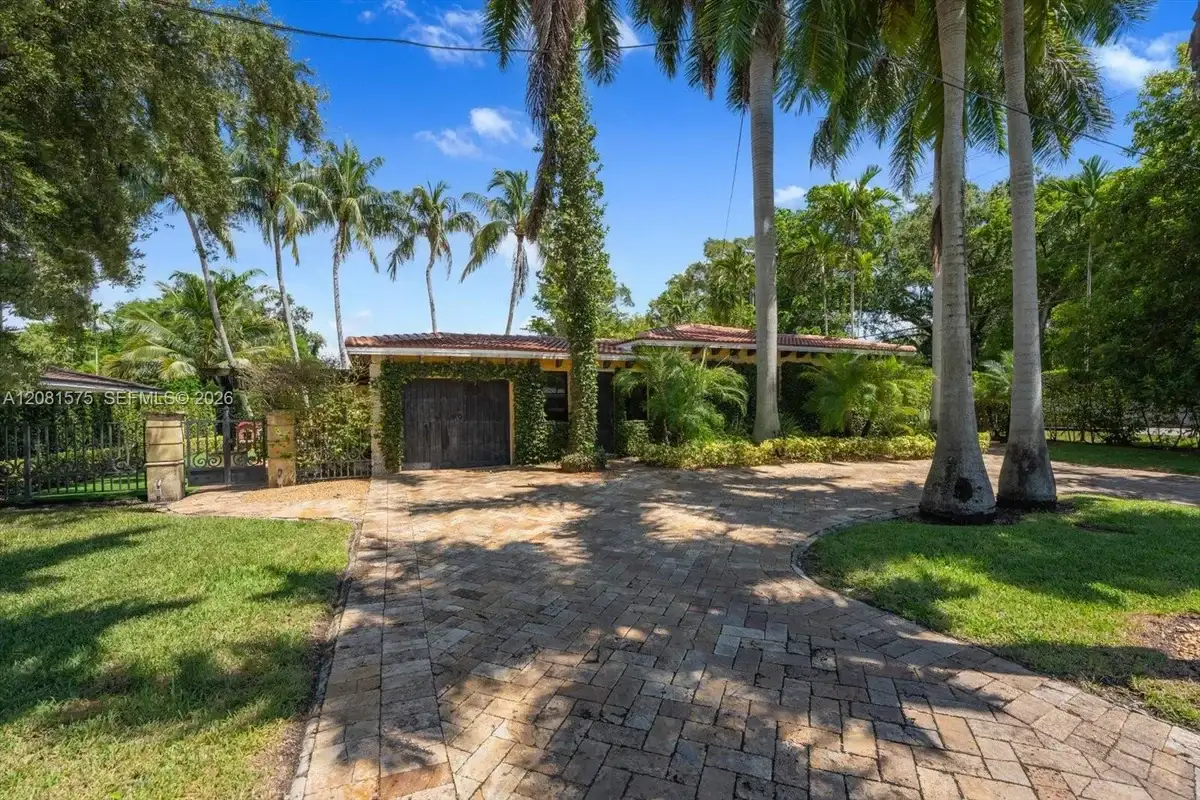 9204 NE 10th Ave, Miami Shores: photo 1 of 28