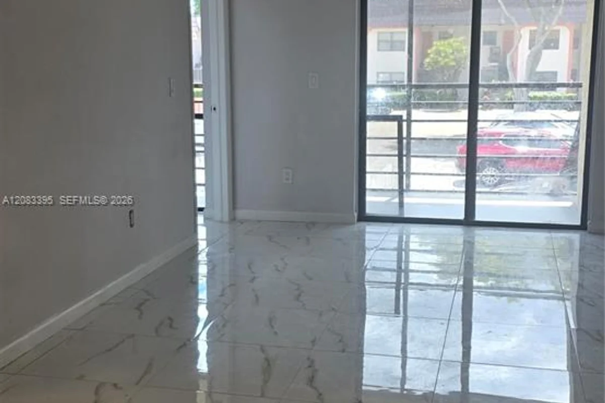 900 NE 209th Ter #203-31, Miami: photo 1 of 14