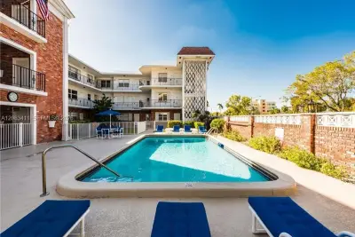 2340 NE 9th St #210, Fort Lauderdale: photo 1 of 30