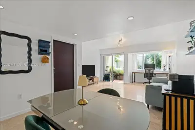 1914 SW 17th Ave #24, Miami: photo 1 of 22