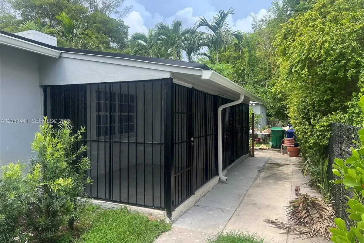445-447 NE 69th St #B, Miami: photo 1 of 12