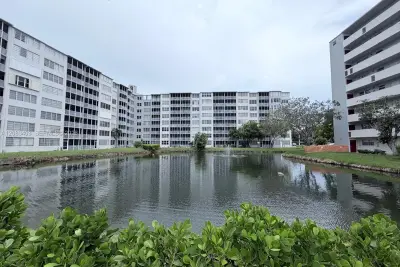 1780 NE 191st St #712-2, Miami: photo 1 of 20