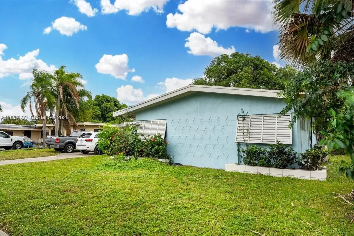 18525 NW 39th Ave, Miami Gardens: photo 1 of 15