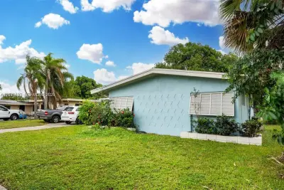 18525 NW 39th Ave, Miami Gardens: photo 1 of 15