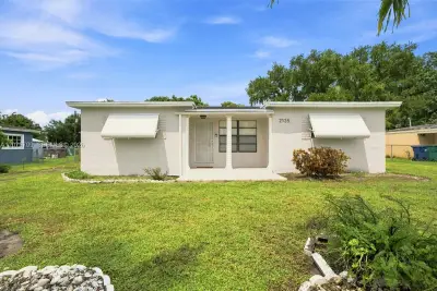 2135 NW 129th St, Miami: photo 1 of 40