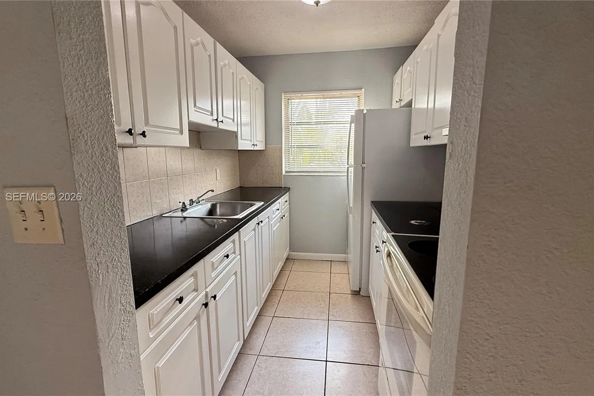 5318 NW 18th Pl, Lauderhill: photo 1 of 15