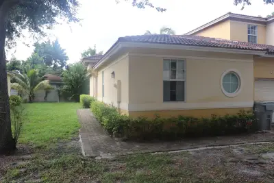 613 NW 21st Ave, Pompano Beach: photo 1 of 18