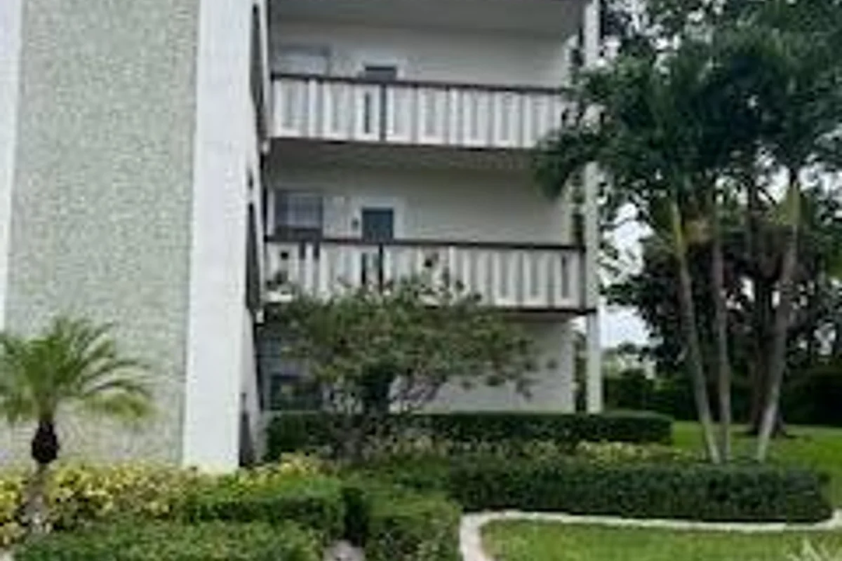 240 Southampton B, West Palm Beach: photo 1 of 34