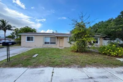 231 NW 4th St, Deerfield Beach: photo 1 of 21