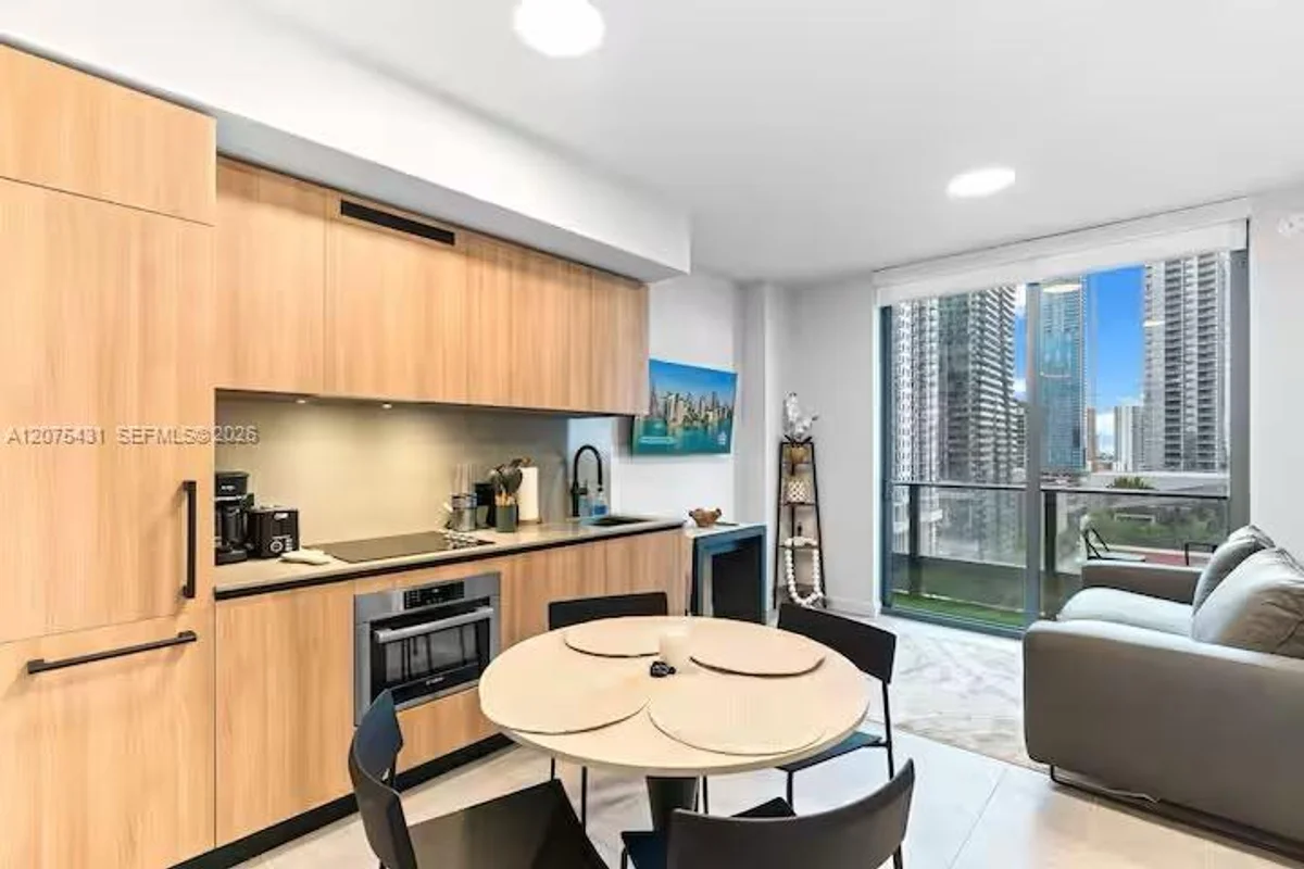 121 NE 5th St #1711, Miami: photo 1 of 30