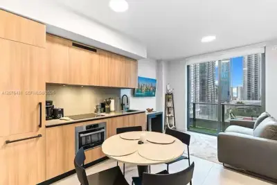 121 NE 5th St #1711, Miami: photo 1 of 30