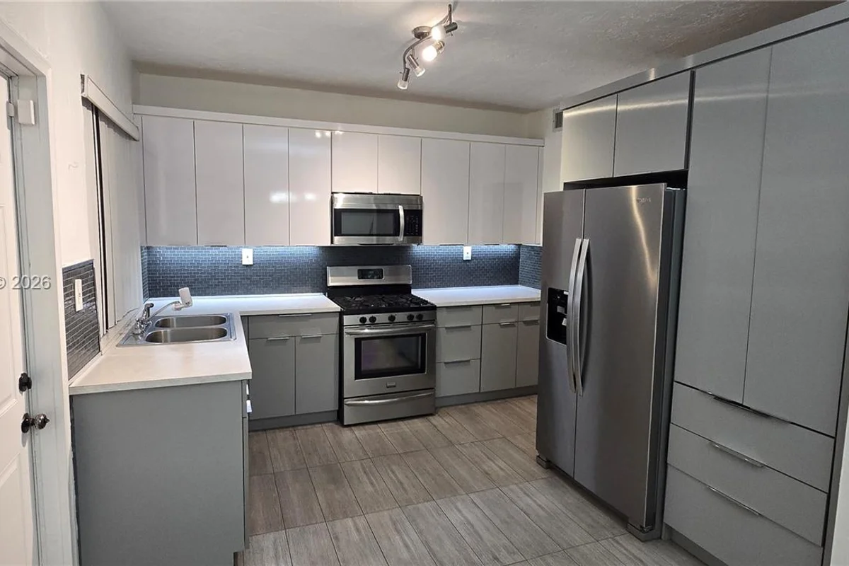 455 NE 131st St, North Miami: photo 1 of 13