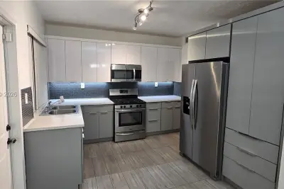 455 NE 131st St, North Miami: photo 1 of 13