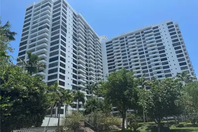 2500 Parkview Dr #1109, Hallandale Beach: photo 1 of 24