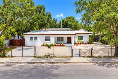 2101 NW 93rd Ter, Miami: photo 1 of 25