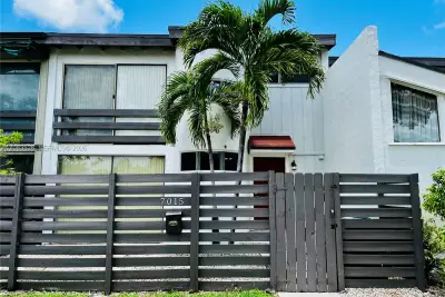 7015 SW 111th Pl, Miami: photo 1 of 10