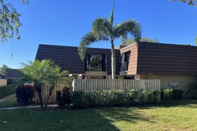 2004 20th Ln, Palm Beach Gardens: photo 1 of 26