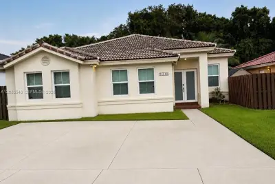 16240 SW 83rd Ln, Miami: photo 1 of 10