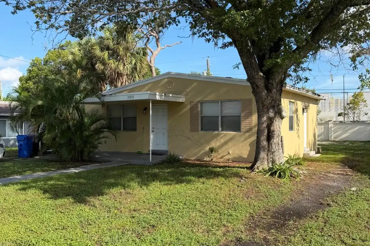 2501 SW 3rd St, Fort Lauderdale: photo 1 of 19