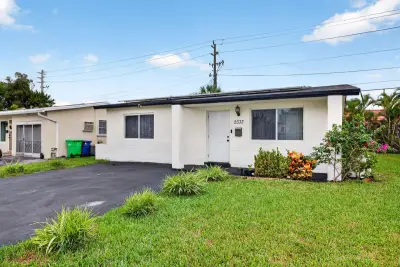 2333 NW 82nd Way NW, Sunrise: photo 1 of 26