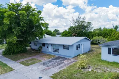 1421 NW 32nd Ave, Lauderhill: photo 1 of 19