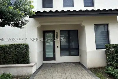 8253 NW 47th Ln, Doral: photo 1 of 14