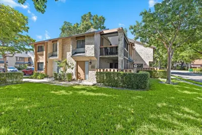 130 Wimbledon Lake Dr, Plantation: photo 1 of 34