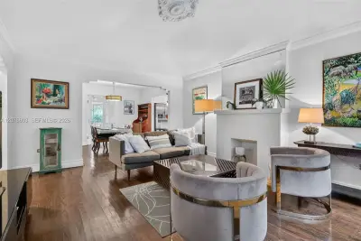 704 NE 88th St, Miami: photo 1 of 30