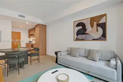 11 NE 6th St #610, Miami: photo 1 of 11