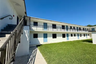 180 NE 57th St #14, Miami: photo 1 of 14