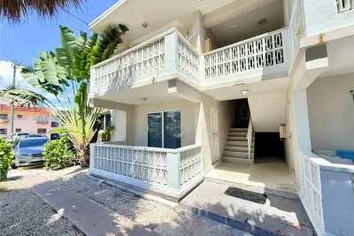 1057 SW 7th St #1, Miami: photo 1 of 12