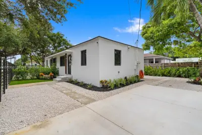 401 NW 81st St, Miami: photo 1 of 45
