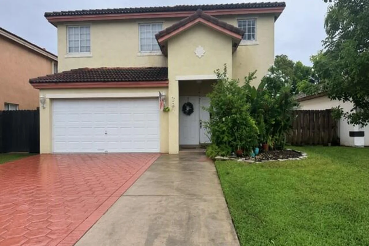 7844 NW 194th St, Hialeah: photo 1 of 1
