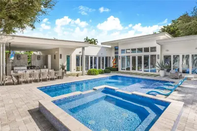 137 W Shore Dr, Miami: photo 1 of 24