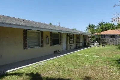 131 SW 15th St #1-3, Pompano Beach: photo 1 of 10