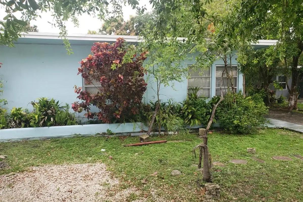 283 NE 111th St, Miami: photo 1 of 10