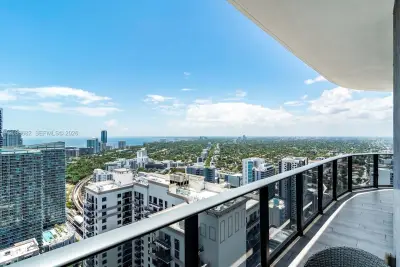 55 SW 9th St #4206, Miami: photo 1 of 32